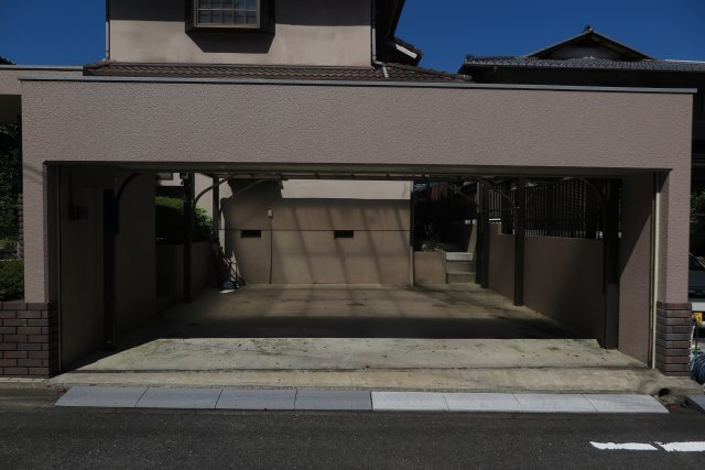 奈良市左京１丁目貸家の駐車場