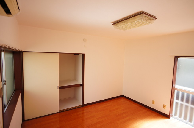 【洋室】 | 南向きの二面採光で明るいお部屋♪