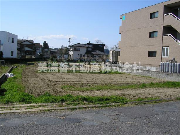 ４８４８８　関市上白金土地