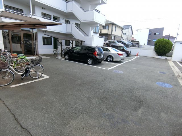 ユニーブル東二見の駐車場