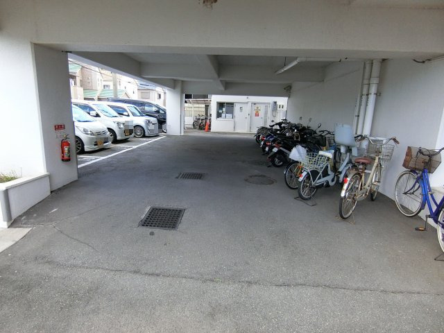 ユニーブル東二見の駐車場