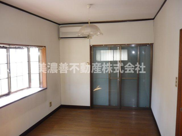 ５２０４５　本巣市七五三中古戸建ての居間・リビング