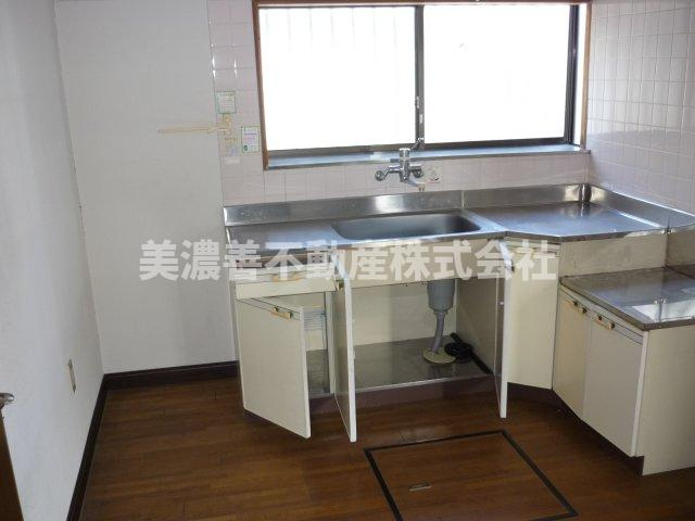 ５２０４５　本巣市七五三中古戸建てのキッチン