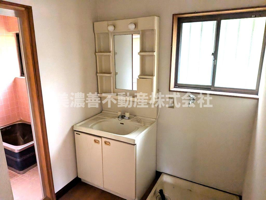 ５２０４５　本巣市七五三中古戸建ての独立洗面台