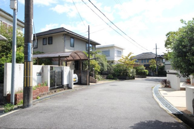 【前面道路含む現地写真】 | 大津市向陽町16-13　中古戸建て | ゆったり幅員6ｍの前面道路