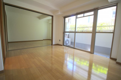 【居間・リビング】 | ジュエル曽根東 | 別室の写真使用