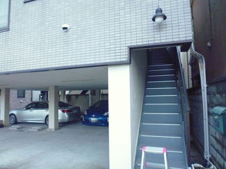 【駐車場】 | いつでも目の届く敷地内に駐車場があります♪荷物がかさばりがちなお買物にも、敷地内駐車場があると便利ですよね☆屋内なので、雨の時の乗り降りもらくらく♪