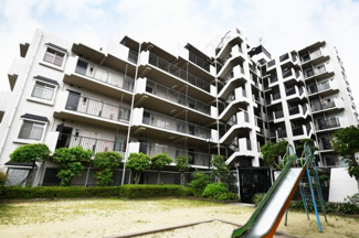 【外観】 | マンションに隣接してミニ公園あります。安心の小・中学校、徒歩5分圏内です。