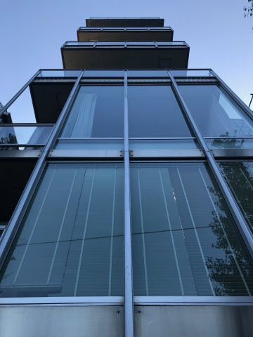 エイト・バイ・エイチビル