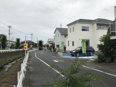 【前面道路含む現地写真】 | 上尾市井戸木 カースペース３台　新築分譲住宅全１棟