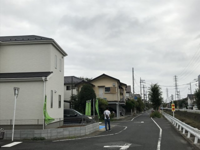 【前面道路含む現地写真】 | 上尾市井戸木 カースペース３台　新築分譲住宅全１棟