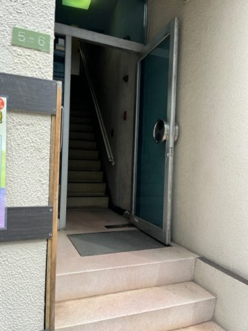 清水ビルのエントランス