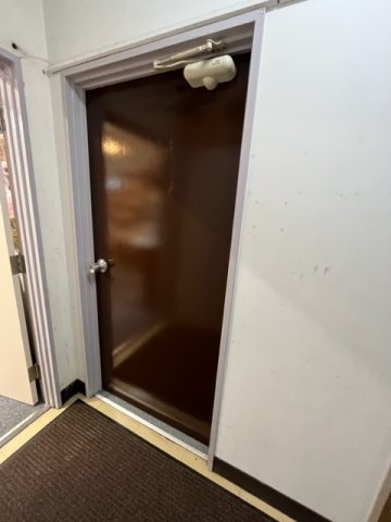 清水ビルの玄関