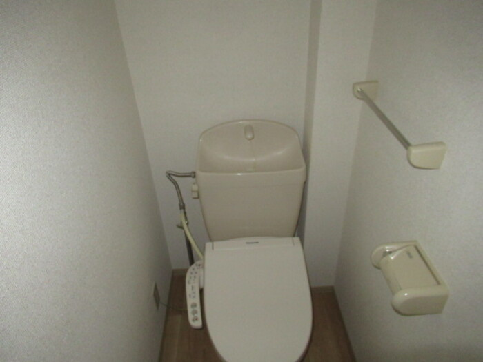 プレミール B棟のトイレ|落ち着いた色調のトイレです