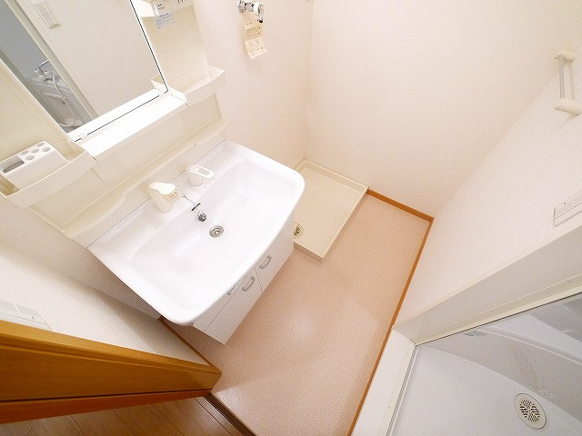 ブリーゼ・Ｆの洗面所|明るい洗面所です