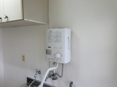 御池ハイツのキッチン|瞬間湯沸かし器