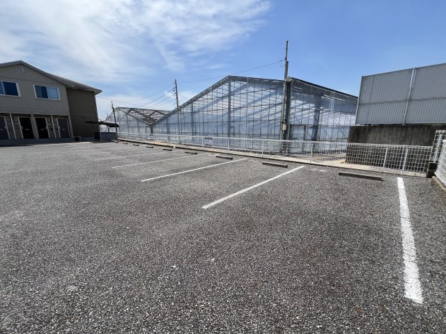 カーミー芳川Aの駐車場