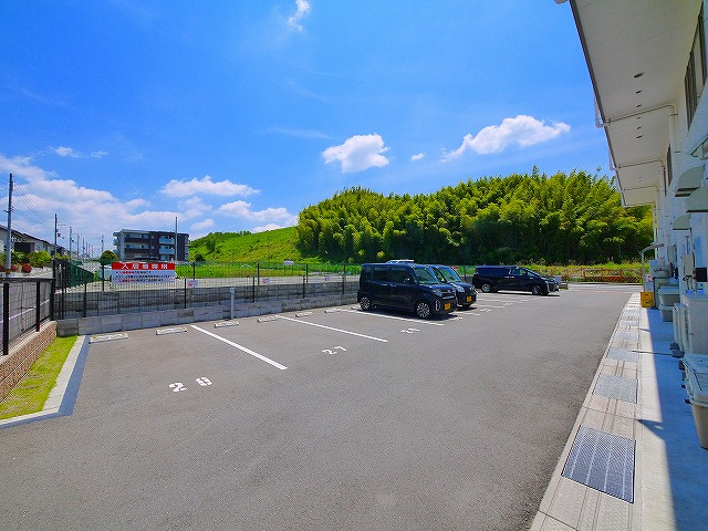 TKレオンビルの駐車場