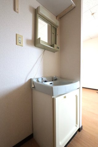 ピースフルハイツ須藤の独立洗面台|2025年7月撮影。