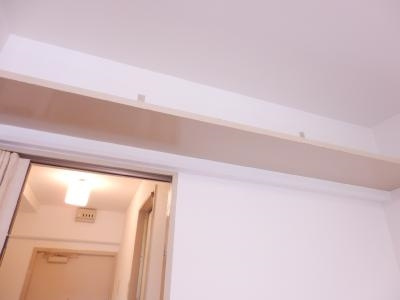 ヤングヴィレッジ嵯峨の内装|上部棚