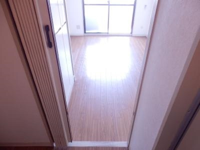 ヤングヴィレッジ嵯峨の内装|廊下から～