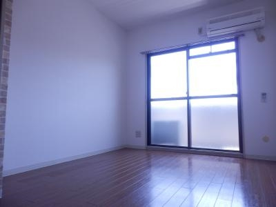 ヤングヴィレッジ嵯峨の寝室|内装