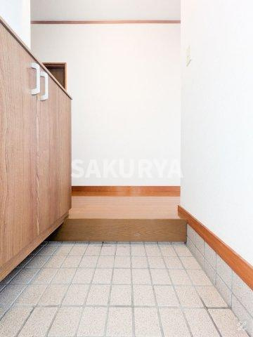 根岸コーポA棟（福居町）の玄関|2026年8月撮影。