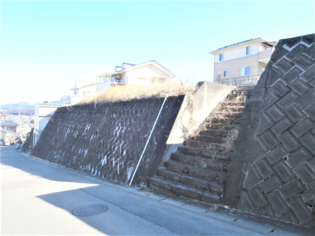 坂田山4丁目（土地）の外観|敷地（法面部分）※敷地西側の接道から撮影　※敷地に擁壁および階段も含みます