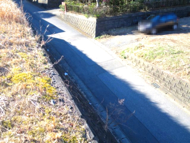 坂田山4丁目（土地）の前面道路含む現地写真|西側の接道（法面の上から道路を撮影）　※左側が物件です