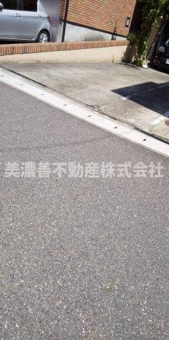 ４４１７８　岐阜市山吹町土地　の前面道路含む現地写真