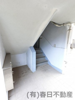 【エントランス】 | 静和マンション | 共用階段と集合ポストです