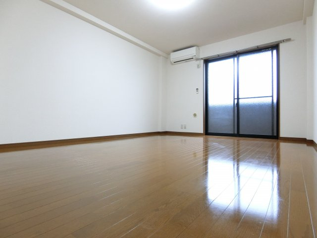 アンプルールフェールフォルスの居間・リビング|同物件別部屋