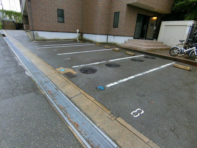 アンプルールフェールフォルスの駐車場