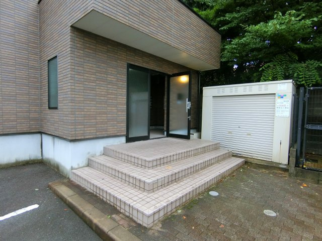 アンプルールフェールフォルスのエントランス|同物件別部屋