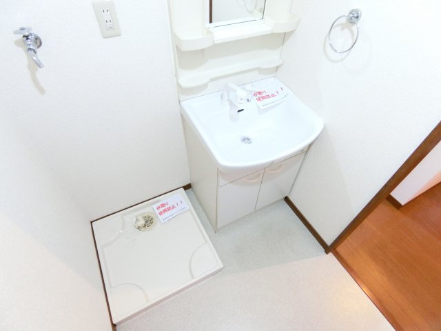 アンプルールフェールフォルスの洗面所|同物件別部屋