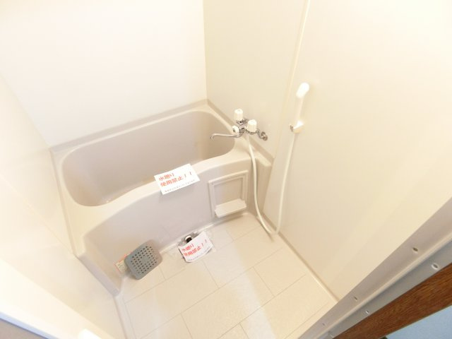 アンプルールフェールフォルスの浴室|同物件別部屋