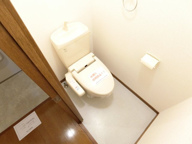 アンプルールフェールフォルスのトイレ|同物件別部屋