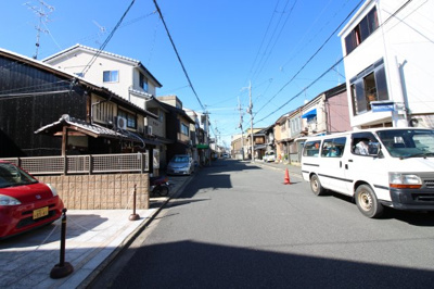 【前面道路含む現地写真】 | 上京区御前通下立売上る二丁目仲之町　中古戸建 | 前道は約9ｍあります。便利な周辺環境で、買物施設・金融機関・学校・保育機関・公園・病院が近くに点在する暮らしやすい立地です＼(^^)／