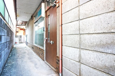 【外観】 | 上京区御前通下立売上る二丁目仲之町　中古戸建 | 専用通路につき道路を通る車などの騒音も聞こえにくく、道行く人からも見えにくいのでプライバシーが守られて落ち着いた暮らしが出来ます。