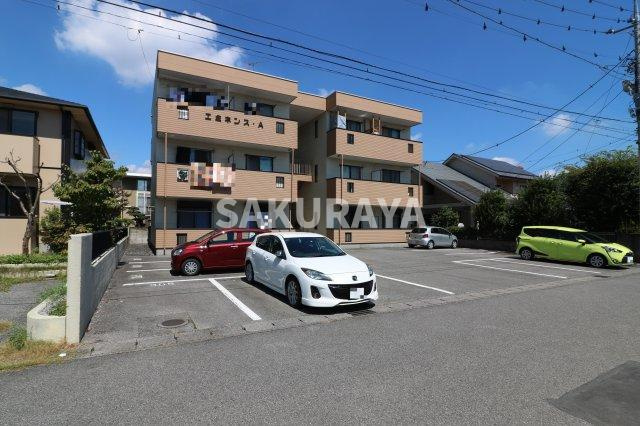 エミネンスＡの駐車場