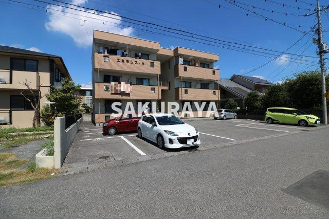 エミネンスＡの駐車場