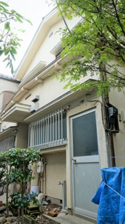 【外観】 | 北側：玄関、勝手口
勝手口があると家事をする際に便利です。