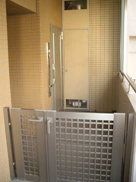 エコロジー浅草橋レジデンスの玄関