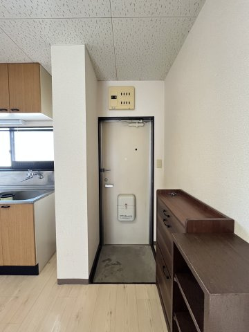 アロサールB棟の玄関