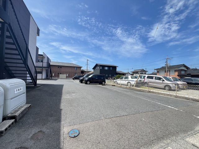 アロサールB棟の駐車場