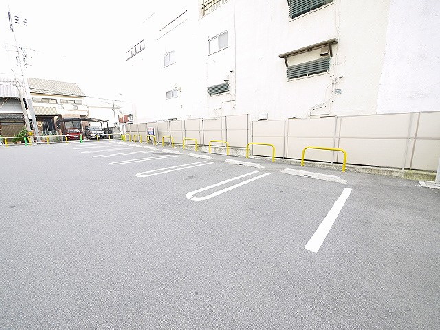 ならまち京終エリア貸店舗の駐車場