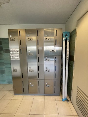 【その他共用部分】 | ラ・フレーズ | 共用エントランスには宅配BOXがあるので荷物の受け取りもスムーズに♪再配達の手間がかからないのが魅力♪