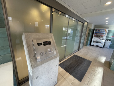 【エントランス】 | ラ・フレーズ | 共用エントランスは不審者の侵入を未然に防ぐオートロック・防犯カメラ付き！防犯対策充実しています◎