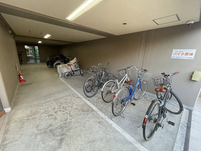 【その他共用部分】 | ラ・フレーズ | 屋内駐輪場で雨が降っても大切な自転車が濡れなくてすみますね♪自転車はちょっとした移動手段に便利ですよ！