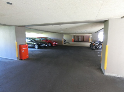 【駐車場】 | ラ・フレーズ | いつでも目の届く敷地内に駐車場があります♪屋内なので、雨の時の乗り降りもらくらく♪